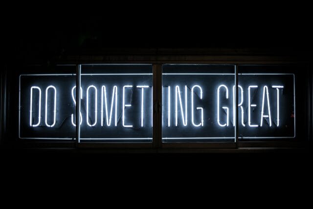 Neonskylt med texten "Do something great"