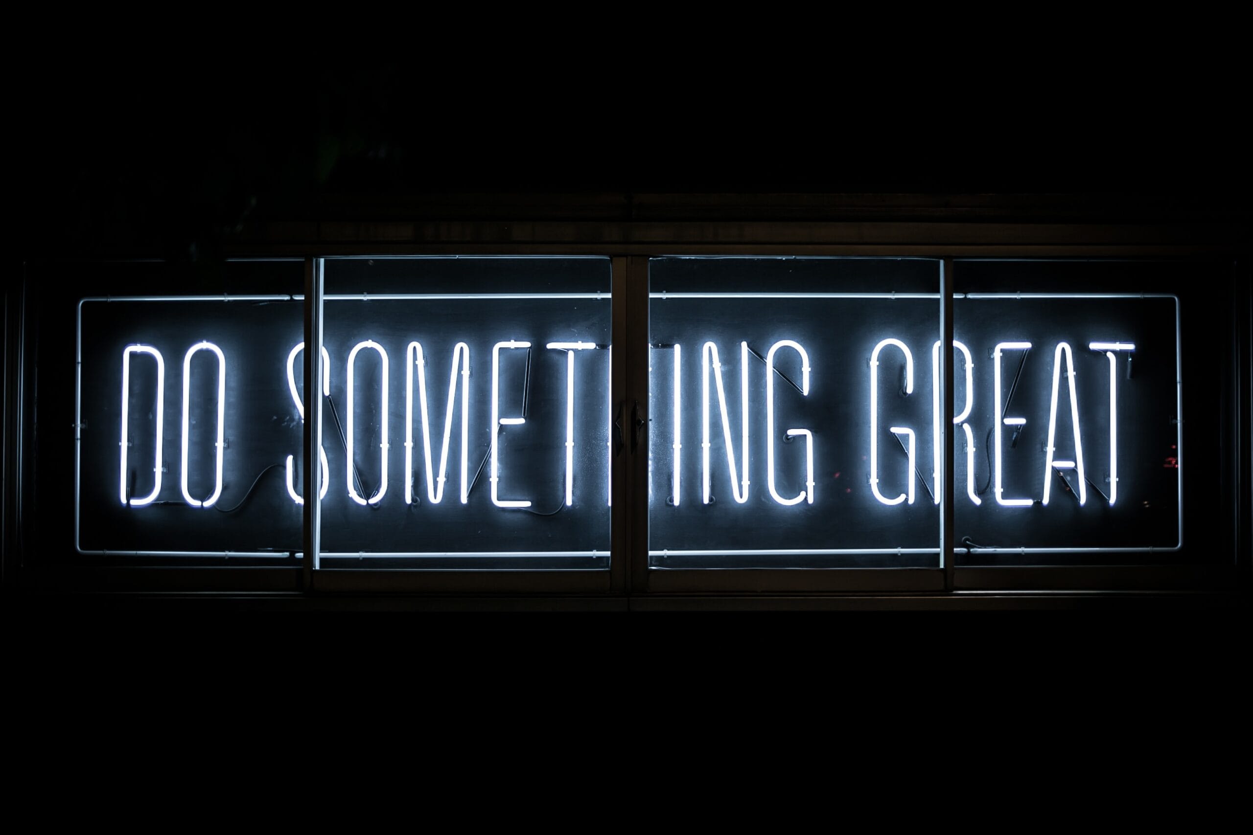 Neonskylt med texten "Do something great"